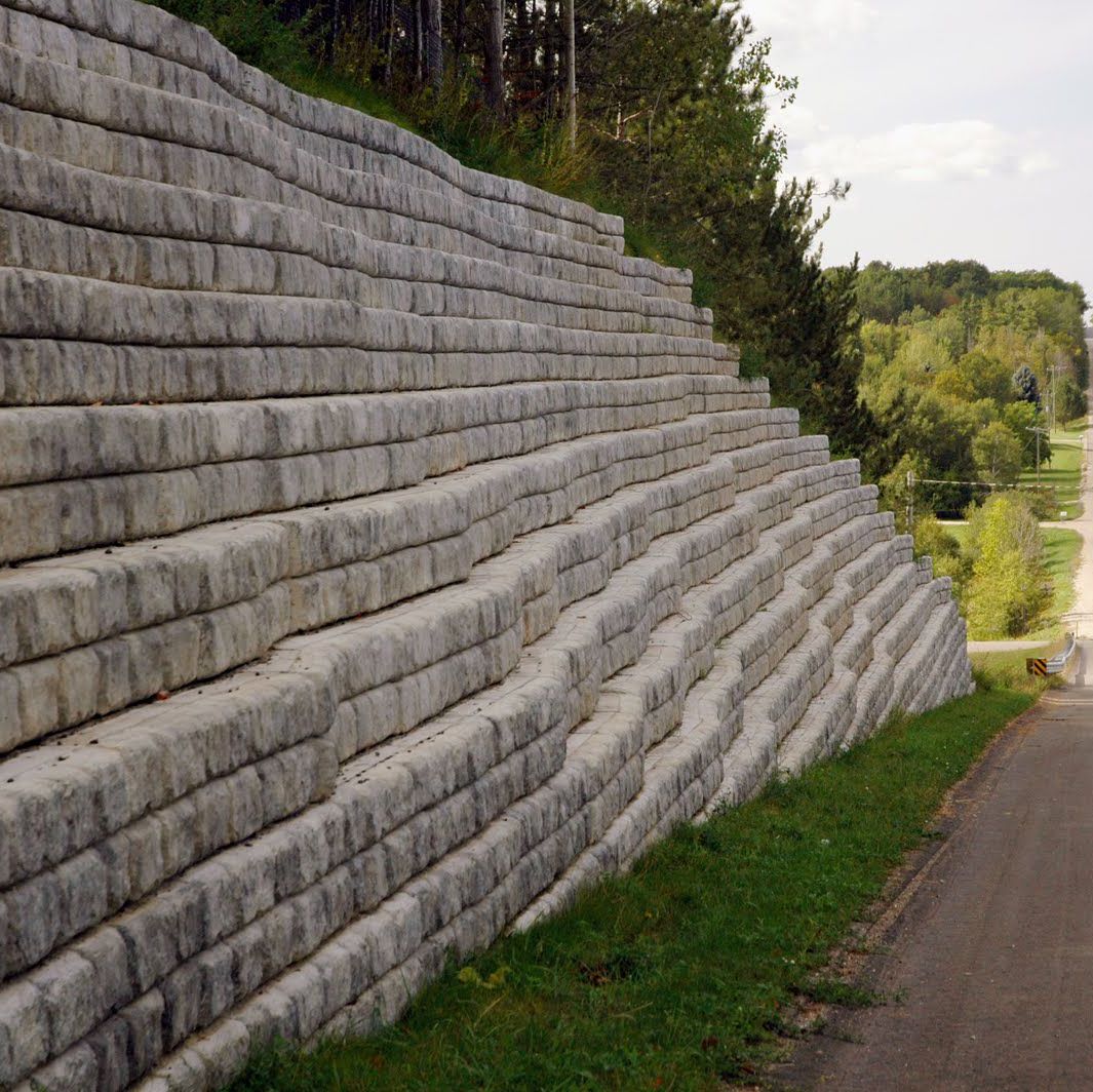 Steinmauer an Straße